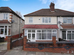 BIRMINGHAM HAGLEY WEST HOUSE, 5 bedrooms with 7 BEDS, 3x doubles beds, 4x singles beds,2 toilets,2 bathrooms,2 toilets, sleeps 7-10 people great motorway links M5 M6 M42 A38 A34