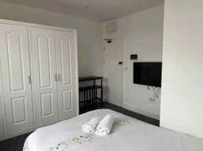 Peaceful Luton Apartment Close to Airport & Amenities