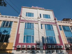 Kost M25 Hostel by Reddoorz