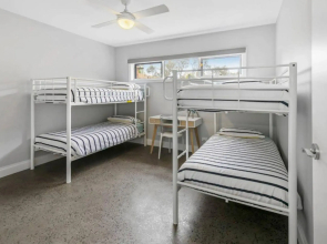 HALE KUPA Rye Beach House Spa Table Tennis