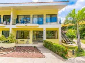 Beautiful Ground Floor Condo Close To Beach #33!