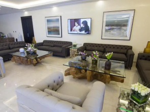 Masken Noon Aprthotel