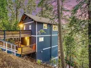 Tree-lined Lake Arrowhead Cabin ~ 1 Mi to Village!