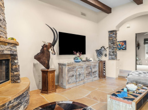 5bdr Oasis w/ Waterfall Pool, Hot Tub, Desert View Desert Cascase by Avantstay