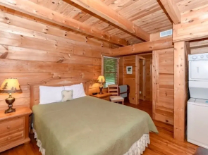 Creekside 2 Bedroom Cabin by RedAwning