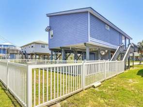 Walk to Beach: Ocean-view Home w/ Deck in Freeport