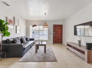 Amazing 3BR House 5 minutes from Marlins Park
