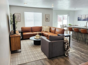 3 BR Townhouse w/ Mountain Views & Central Air
