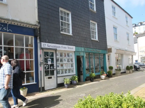 17 Foss Street