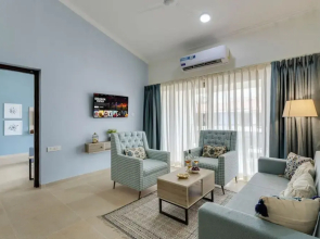 Luxe 1bhk w Pool Sauna 1km to the Beach