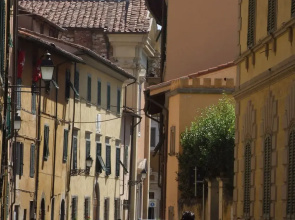 Pisa Stay Close to Leaning Tower