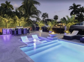 Upscale Pompano Beach Getaway home, 3 bed, 2 bath, Sleeps 8