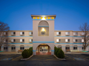Days Inn & Suites by Wyndham Airport Albuquerque