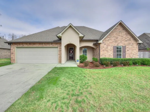 Spacious Zachary Home: 12 Mi to Baton Rouge!