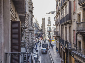 Liceu Apartments by gaiarooms