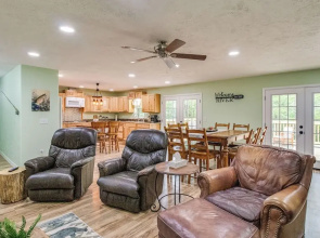 Cotter Home w/ Deck ~ 1 Mi to Big Spring Park!