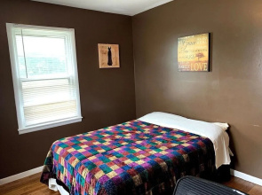 Spacious, Cozy 2 bed Home Near the Stadiums!