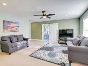 1 Mi to Pier: Screened Patio at Murrells Inlet Apt