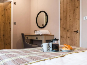 The White Rose Lodge with Hot Tub