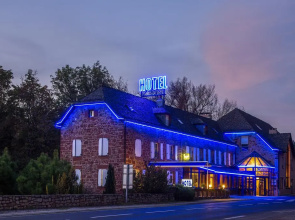 Logis Hôtel Restaurant Les 2 Rives - A75, en bordure de rivière