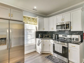 Walk to Park: Modern Apt 2 Mi to Union College!