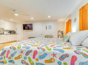 Gulf Breeze Vacation Rental for 2 w/ Pool Access!