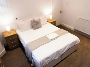 Wolverhampton - 4 Bed House - Free Parking