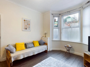 Cheerful 3 bedroom home with free parking and WIFI