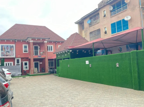 Ice Suites And Apartment