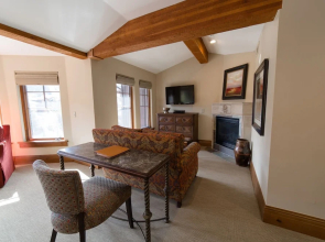 Deluxe King 1 Bedroom Hotel Room by Redawning