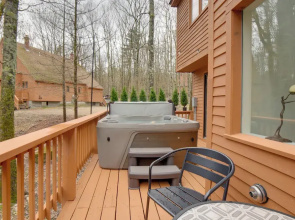 North Conway Townhome w/ Private Hot Tub & Deck!
