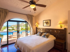 Short Walk to Downtown&Beach from Villa Serrana