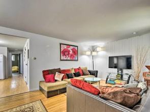 Charming Buffalo Apt: 18 Mi to Niagara Falls!