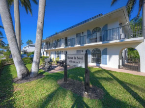 LeMalo Vacation Rental: Stylish 1-BR Condo Near 5th Ave S & Gulf Beaches Coastal Vibes, King Bed, and Private Outdoor Space. Perfect Location for Dining, Shopping and Exploring Naples!