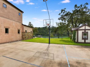 Big View Drive Home 7 Bedrooms 6.5 Bathrooms Home