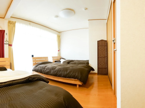 Guesthouse Nishikanazawa Smile and Smile