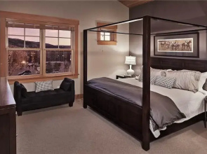 Sunshine Peak Chalet 4 BedroomHoliday home By Moving Mountains