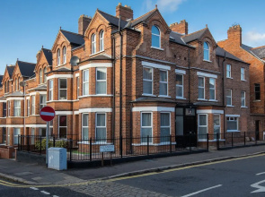 5 Eglantine Place