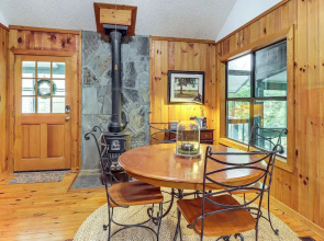 Cartecay River Retreat w/ Yard & Screened Porch!