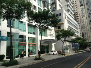 Elegant 2BR Apartment in Upscale Fort BGC Fast Wifi