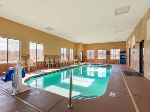 Comfort Inn & Suites Page at Lake Powell