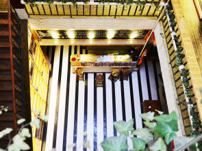 Lhasa Shengcheng Bookstore Inn (Jokhang Temple Barkhor Street Branch)