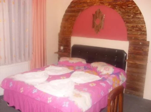 Çatlak Hotel