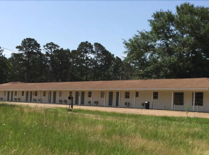 Driftwood Inn and Lodge by the lake