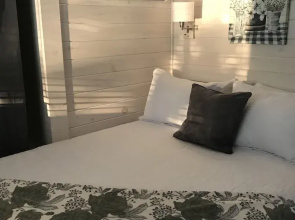 Lakefront Property Two Bedroom Cabin #30 at Long Cove Resort by Redawning