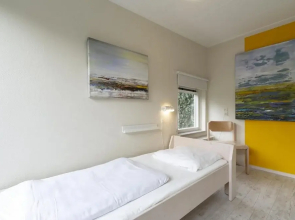 Lovely Bungalow on Green Park With Patio