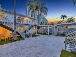 Beach Condo King Bed Lush Patio w BBQ Birch Key Seven