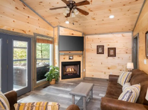 Country Bear Hideaway 1 Bedroom Home by RedAwning