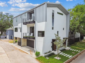 NEW The Strata Barn - Luxury Hyde Park Townhome