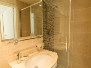 Haus Cristal, Heidi Baruti